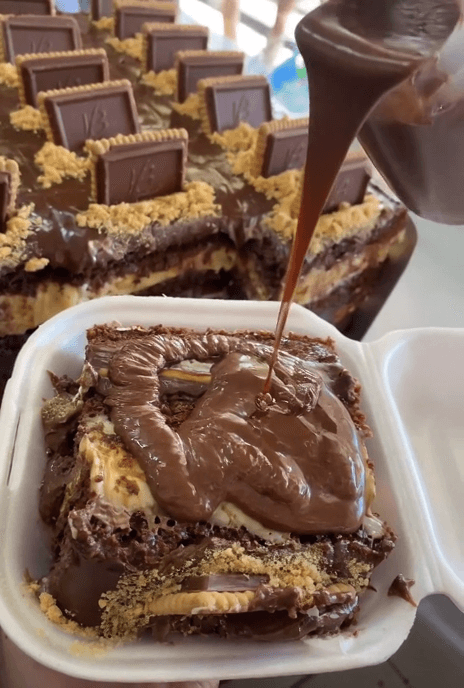 Decadent Chocolate Biscuit Cream Cake: A Layered Delight